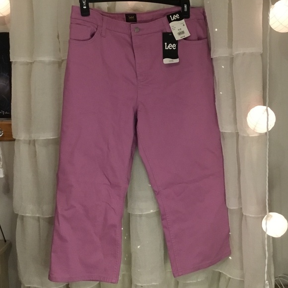Lee Denim - NEW, LEE MID RISE CAPRI JEANS SIZE 22 Medium.